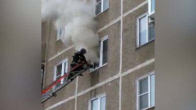 Огнеборцы выбивают окна и из квартиры валит густой дым. Пожар на улице Дегтярева попал на видео
