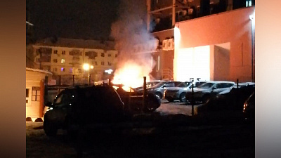 Туарег вспыхнул в центре Челябинска. ВИДЕО