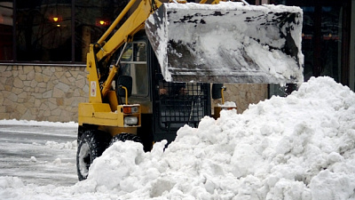 Челябинск избавляют от сугробов