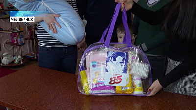 Семьи с новорожденными получают губернаторские подарки 