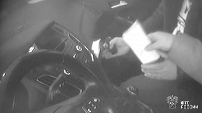 Челябинского предпринимателя поймали с поличным при даче взятке. ВИДЕО