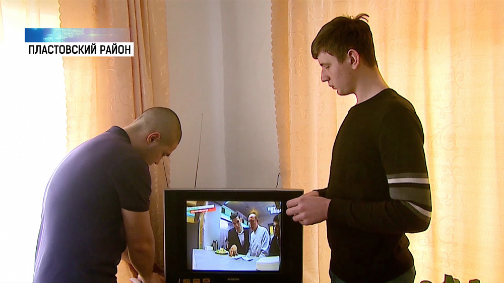 Волонтеры в Пласте помогают с установкой ТВ-приставок