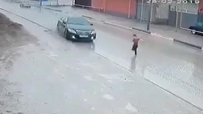 Ребенок решил перебежать дорогу и не смог остановится в нужный момент