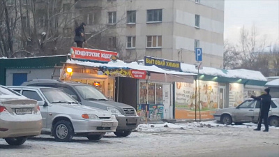 Челябинцев насмешил оригинальный способ чистки крыши. ВИДЕО