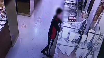 Камеры запечатлели, как 16-летний еманжелинец похитил украшения в ювелирном магазине