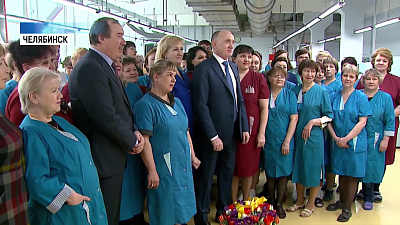 Сотрудниц «Юничела» поздравили с наступающим 8 марта