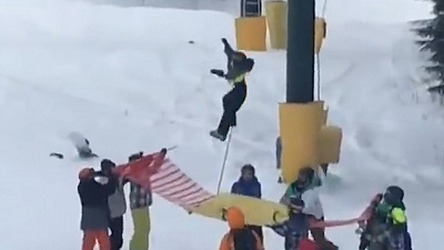 Подростки спасли 8-летнего мальчика, повисшего на подъемнике. ВИДЕО