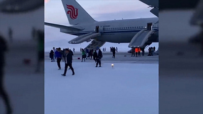 Самолет с двумя сотнями легко одетых иностранцев сделал вынужденную посадку на Чукотке. ВИДЕО