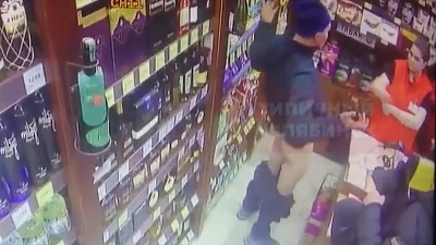 Колбасный стриптиз устроил челябинец в алкомаркете