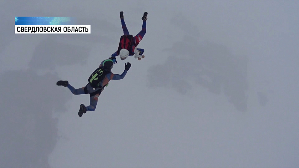 Парашютистка ЦВО получила подарок в свободном падении