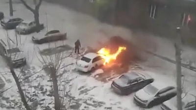Вместо чучела на Масленицу сгорела машина Яндекс.Такси. ВИДЕО