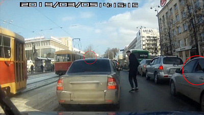 «Шутка» с пистолетом в пробке может обернуться сроком. ВИДЕО