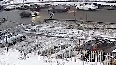 В Магнитогорске школьник прыгнул прямо под колеса. ВИДЕО