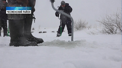 Жители п. Огнеупорного спасают рыбу в водоёме
