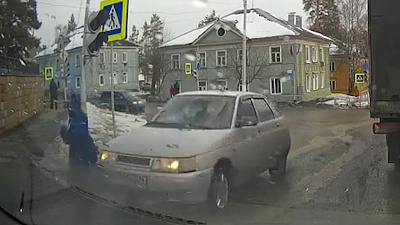 Школьник в Трехгорном чуть не угодил под колеса. Видео с регистратора