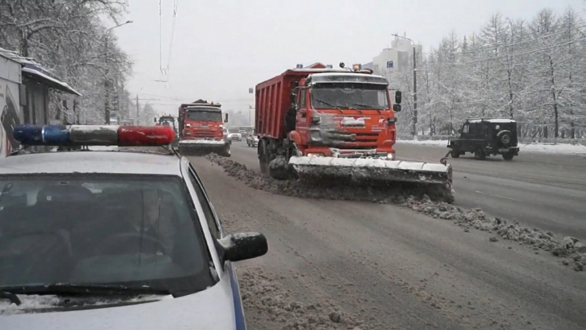 Уборка снега продолжается в Челябинске, несмотря на непрекращающийся снегопад