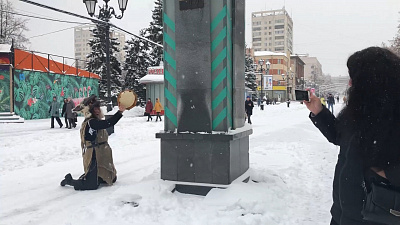 На центральной улице Челябинска шаман устроил обряд. ВИДЕО