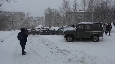 Не смогли затормозить из-за снегопада. В Златоусте больше десятка машин попали в аварии на одном участке