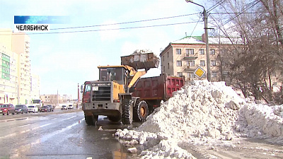 Дорожники продолжают чистить улицы Челябинска