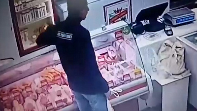 В Тракторозаводском районе мужчина обчистил кассу прямо под камерой видеонаблюдения