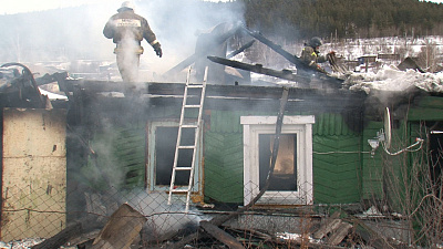В Златоусте мужчина покормил собаку, покурил и умер во время пожара