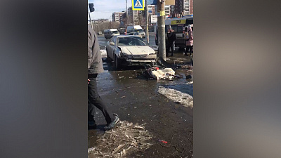 Последствия аварии на перекрестке Братьев Кашириных и Чайковского очевидцы записали на видео