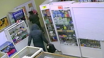 В Металлургическом районе мужчины с ребенком ограбили витрину