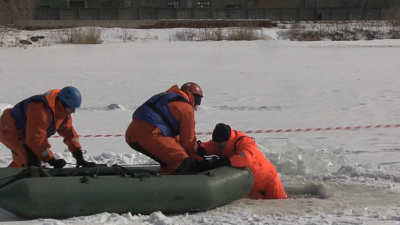 Как спасти провалившегося под лед. Видео-урок от МЧС