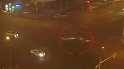 Ночная авария на Северо-западе Челябинска, в которой легковушка оказалась на тротуаре. ВИДЕО