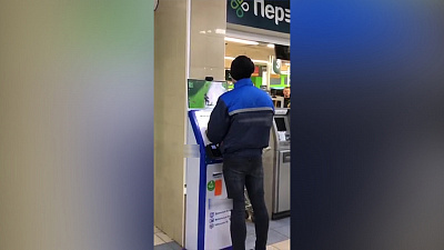 В Челябинске парень сыграл в компьютерную игру прямо на платежном терминале В Челябинске парень сыграл в компьютерную игру прямо на платежном терминале