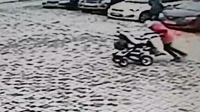 Подростки на Южном Урале украли детскую коляску для катаний