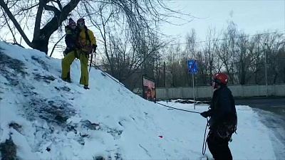 Самый большой сугроб в Челябинске покорили альпинисты