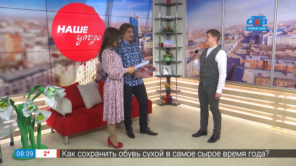 Поет артист Молодежного театра