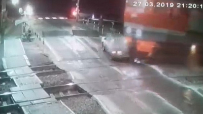 В последнюю секунду покинул салон. Локомотив снес с путей автомобиль в Чебаркуле. ВИДЕО