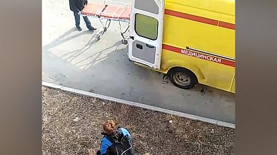 Женщина в Миассе выпала из окна 4-го этажа. Очевидцы сообщают о побеге по простыням. Видео 18+