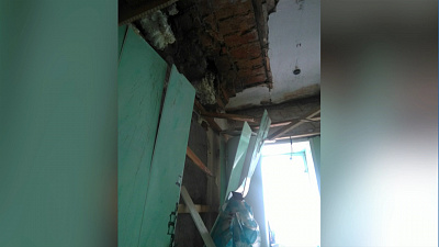 Беременная женщина едва не погибла под обломками стены