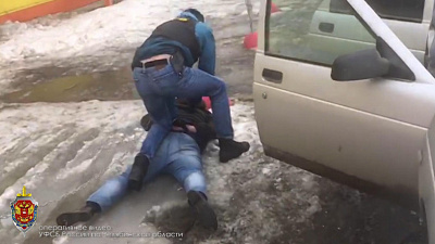 Двух полицейских, подозреваемых в получении взятки, задержали сотрудники ФСБ