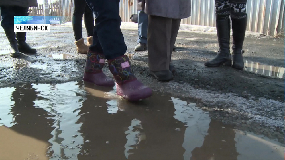 Жители Чурилово запаслись резиновыми сапогами