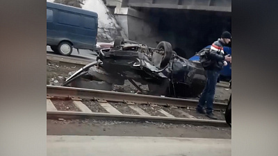 Под мостом на проспекте Победы перевернулся автомобиль. ВИДЕО