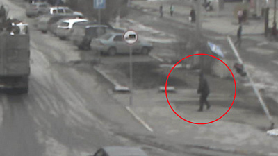 Светофор придавил мужчину в Златоусте. Видео 18+