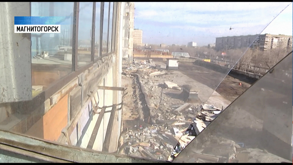 Жители возвращаются в пострадавший от взрыва дом