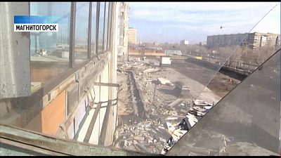 Жители возвращаются в пострадавший от взрыва дом