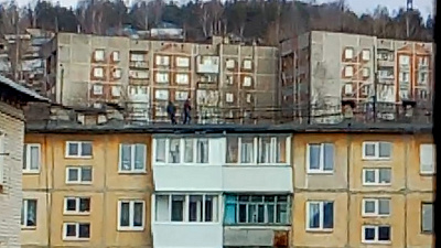 Дети в Златоусте устроили опасные игры на крыше жилого дома. ВИДЕО