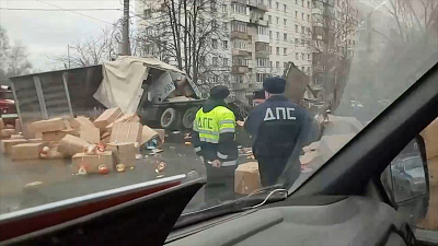 Вся дорога в детских игрушках. В Златоусте перевернулась фура