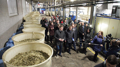 Раздельный сбор мусора — это будущее. Алексей Текслер посетил предприятие «Втор-Ком»