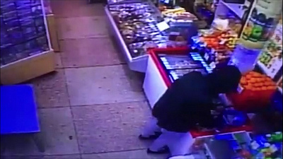 Магнитогорец не стал мелочиться и украл целую секцию пельменей. ВИДЕО