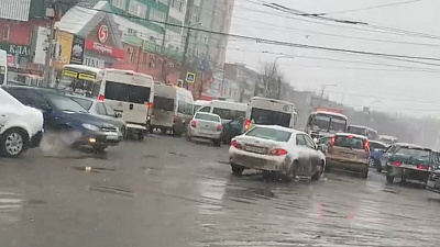 Беда не приходит одна: на оживленном перекрестке Челябинска сломался светофор. ВИДЕО