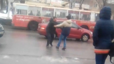 Южноуралец напугал автомобилистов прыжками под автомобили. ВИДЕО