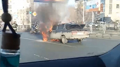 У ТК «Ленинградский» горела машина. ВИДЕО