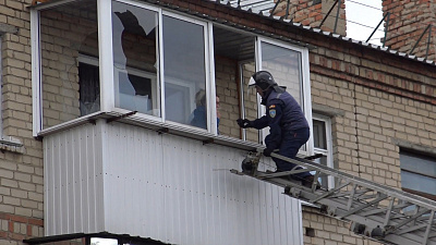«Люди, я не сумасшедший!». Сотрудники МЧС эвакуировали кричащего мужчину с балкона
